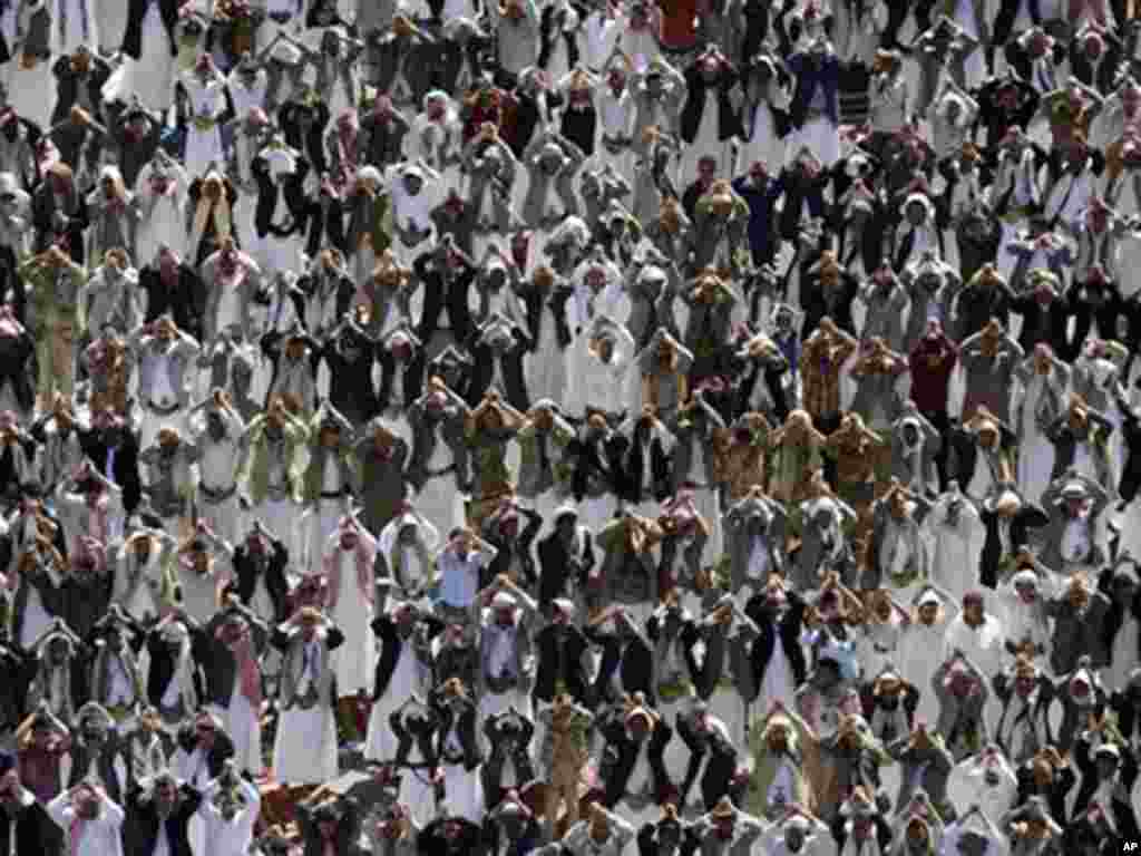 Protesters demand the resignation of Yemeni President Ali Abdullah Saleh. (AP)