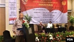 Mantan Rektor Universitas Islam Negeri Syarif Hidayatullah Jakarta, Azyumardi Azra (kiri) berbicara dalam acara seminar tentang radikalisme di kampus PTN dan dampaknya bagi masa depan di Jakarta, Selasa (7/10). (Foto: VOA/Fathiyah)