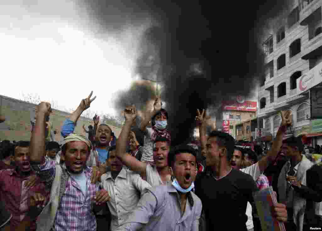 Anti-Houthi protesters demonstrate in Yemen's southwestern city of Taiz, March 23, 2015.
