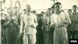 Ông Hồ Chí Minh trong một lần tại Bắc Kinh, 1957. Ảnh do Đại tá Đoàn Sự (phải) cung cấp.