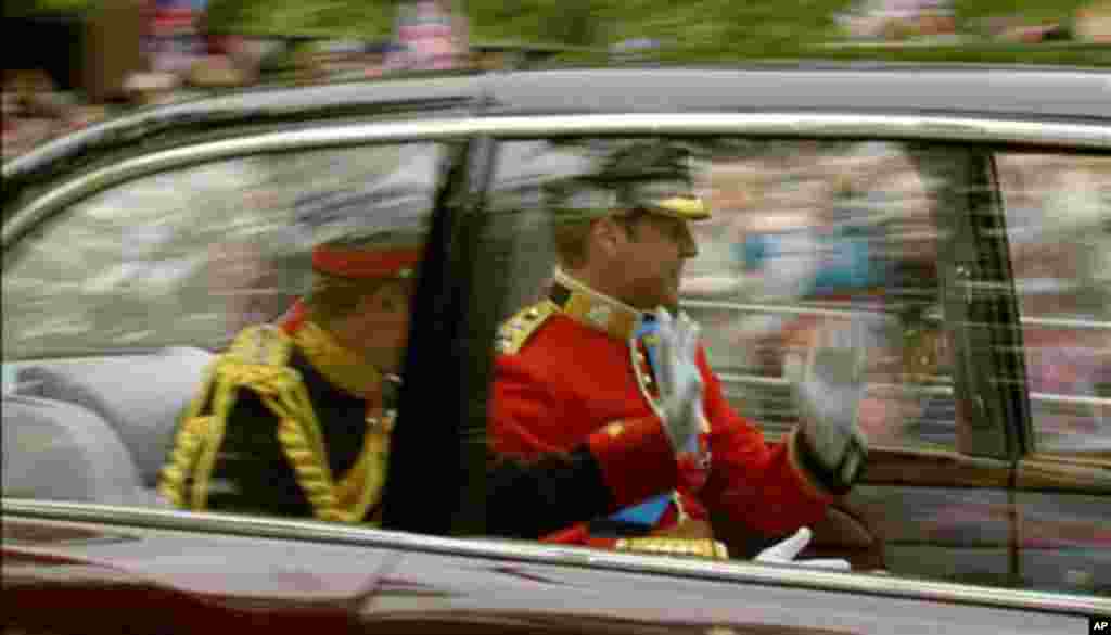 Britain's Prince William, right, and his best man Britain's Prince Harry on the way to Westminster Abbey for the Royal Wedding in London, Friday, April 29, 2011 (AP)