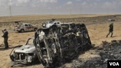 Varios vehículos que integraban el convoy militar fueron destruidos en el bombardeo.
