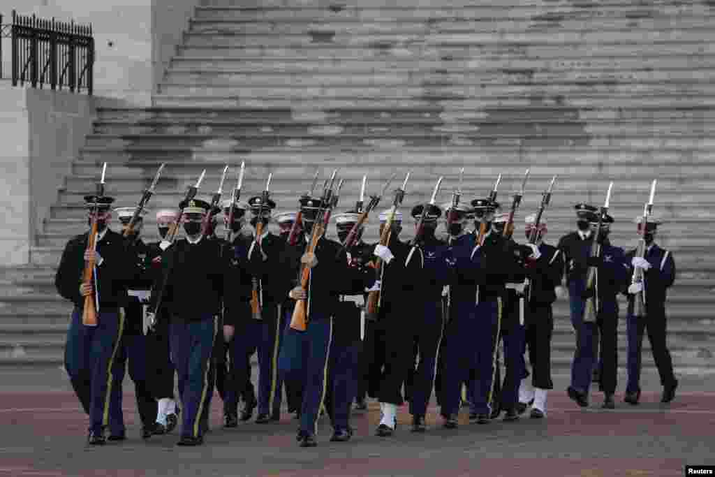 گوشه&zwnj;ای از تمرینات گارد تشریفات پیش از برگزاری مراسم تحلیف ریاست جمهوری در شهر واشنگتن دی&zwnj;سی