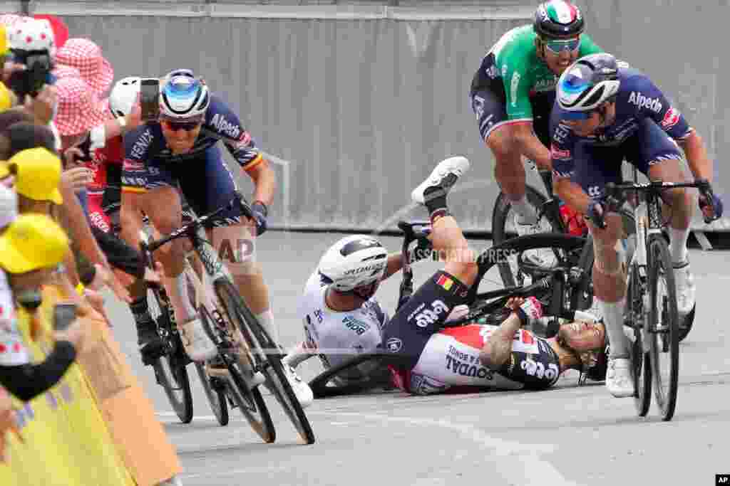 사이클 대회 투르 드 프랑스 경기 도중 선수들이 충돌했다. 