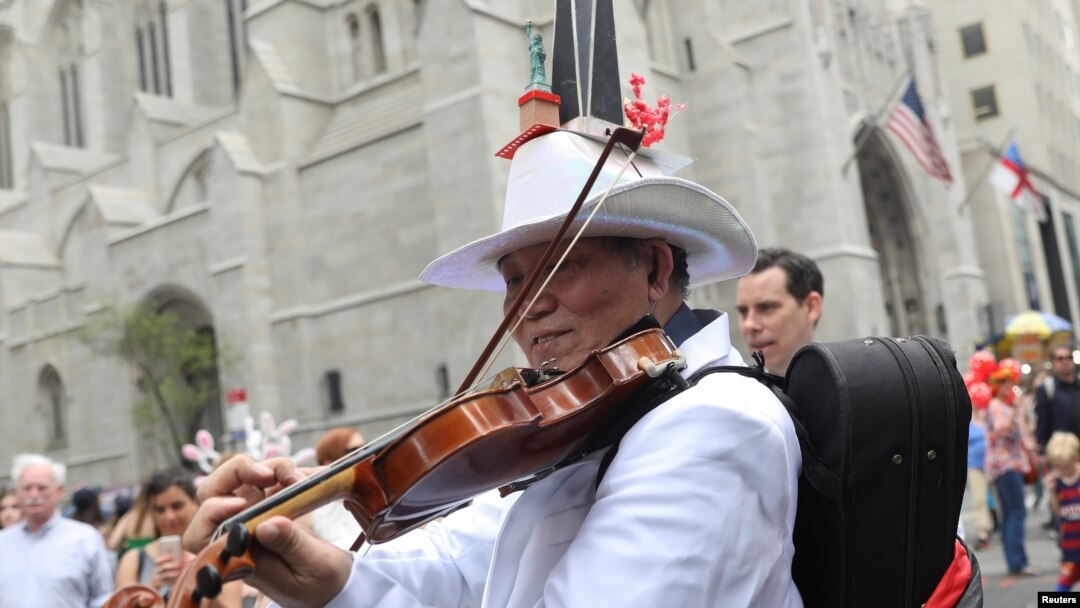 Seorang pria memainkan bila dalam Parade Paskah tahunan dan Festival Bonnet di sepanjang Fifth Avenue di New York, AS tanggal 16 April 2017 (foto: REUTERS/Shannon Stapleton)