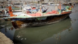 کراچی کا آلودہ سمندر: 'پانی نیلے سے کالے رنگ میں بدل گیا ہے'
