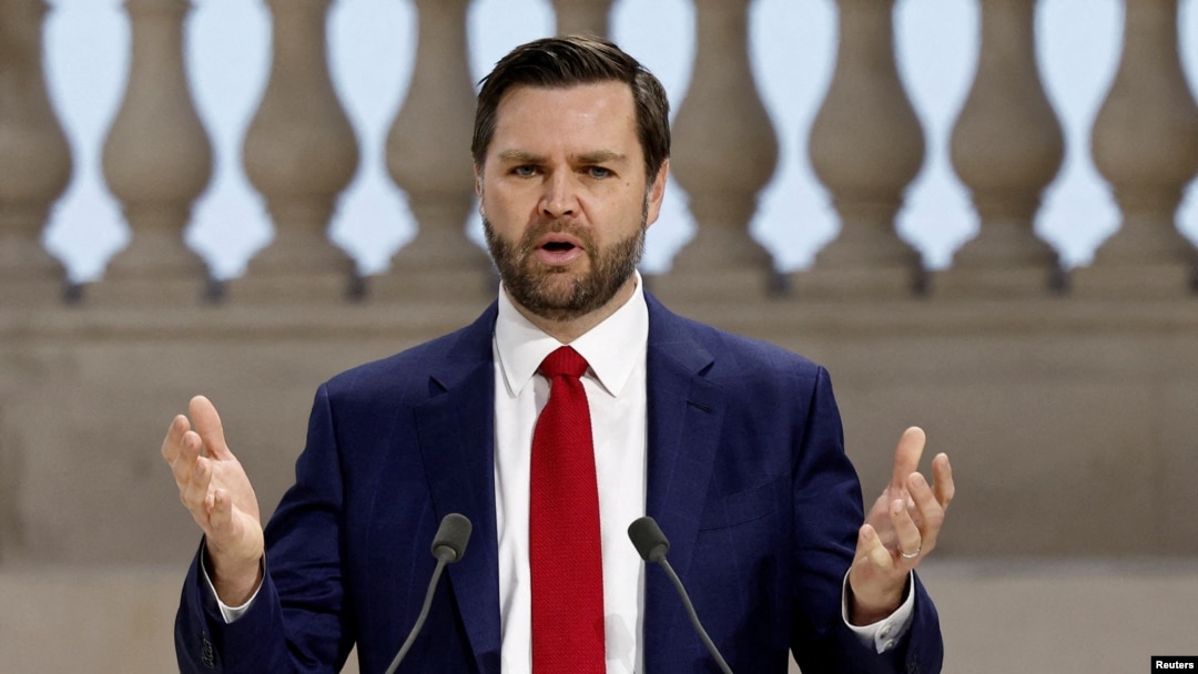 FILE - Wakil Presiden AS JD Vance menyampaikan pidato selama sesi pleno KTT Aksi Kecerdasan Buatan (AI) di Grand Palais di Paris, 11 Februari 2025.