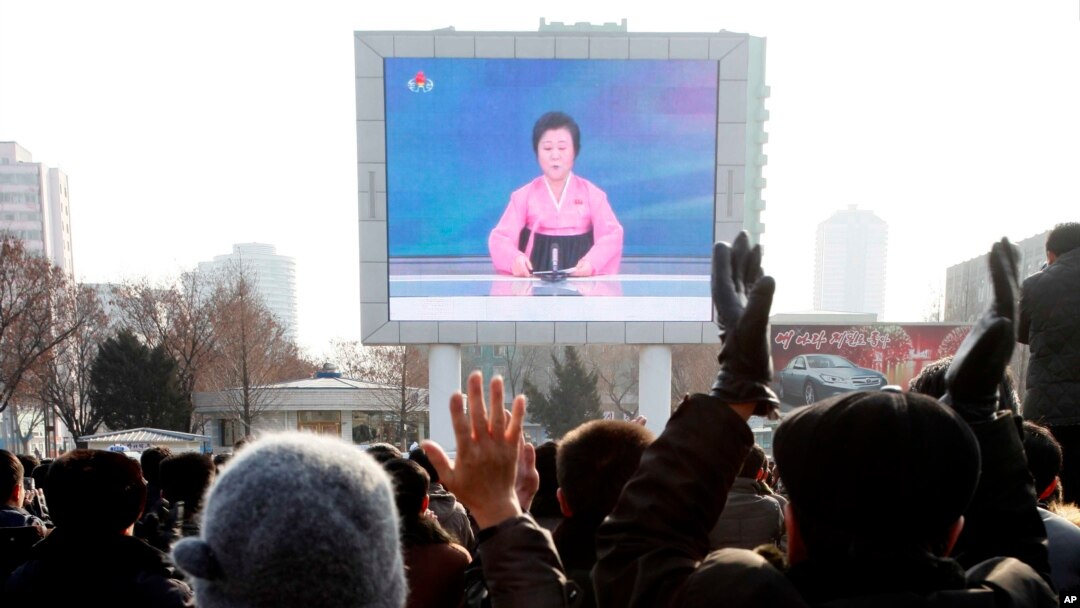 Warga Korea Utara menyaksikan penayangan siaran berita di luar stasiun kereta api Pyongyang di Pyongyang, Korea Utara (6/1). 
