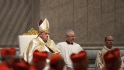 Paus Fransiskus memimpin misa Tahun Baru di Basilika Santo Petrus di Vatikan, Selasa, 31 Desember 2024. (Foto: Andrew Medichini/AP Photo)