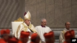 Paus Fransiskus memimpin misa Tahun Baru di Basilika Santo Petrus di Vatikan, Selasa, 31 Desember 2024. (Foto: Andrew Medichini/AP Photo)