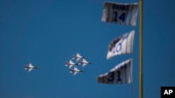 2025년 8월 15일 미 공군 선더버드가 '시카고 에어 앤 워터 쇼(Chicago Air and Water Show)'를 위한 연습 비행의 일환으로 리글리 필드 상공을 비행하고 있다.