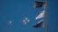 2025년 8월 15일 미 공군 선더버드가 '시카고 에어 앤 워터 쇼(Chicago Air and Water Show)'를 위한 연습 비행의 일환으로 리글리 필드 상공을 비행하고 있다.