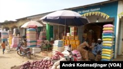 Vue du marché cinquantenaire de N'Djamena, Tchad, le 20 juin 2020. (VOA/André Kodmadjingar)