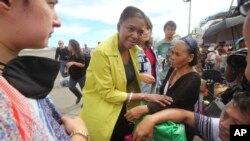 Kepala badan kemanusiaan PBB Valerie Amos (baju kuning) berbicara kepada beberapa korban topan Haiyan yang selamat setiba di bandara di Filipina tengah (13/11). 