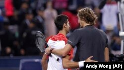 Novak Đoković i Aleksandar Zverev posle polufinalnog meča na turniru u Šangaju u kojem je Đoković pobedio 6:2 i 6:1 (Foto: AP/Andy Wong) 