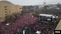 Daruruwan mata na gudanar da zanga-zanga a birnin Washington DC. 