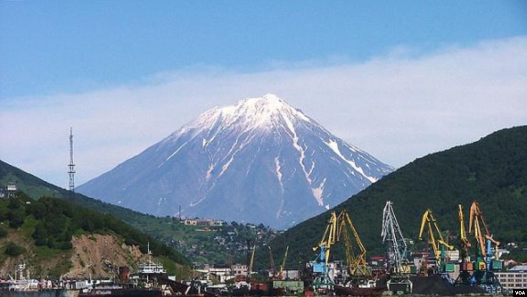 Gunung di semenanjung Kamchatka, Rusia.