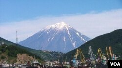 Gunung di semenanjung Kamchatka, Rusia.