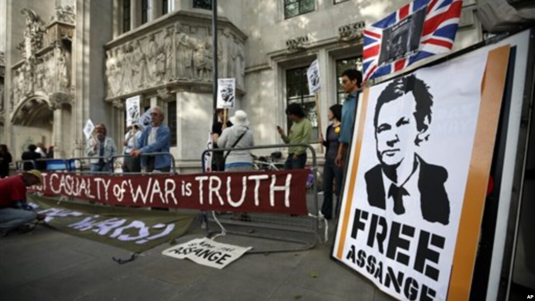 Para pendukung pendiri Wikileaks Julian Assange berunjuk rasa di depan Mahkamah Agung di London, Rabu (30/5).