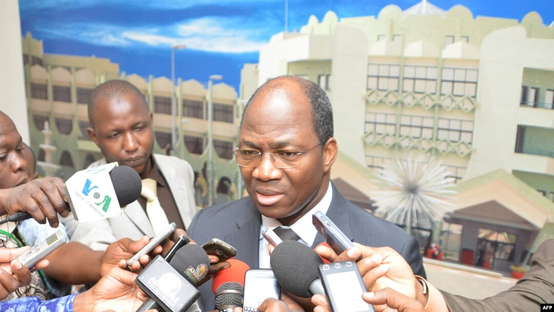 Menlu Burkina Faso Djibrill Basole memberikan keterangan kepada media seusai pertemuan wakil dari pemberontak Tuareg dan pemerintah Mali di istana presiden di Ouagadougou (10/6).