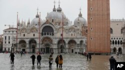 Kawasan di sekitar Basilika Santo Markus (St.Mark's Square) di Venesia, terendam banjir setinggi 187 sentimeter, Selasa, 12 November 2019. 