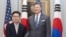 5월 20일, 크리스토퍼 랜도 미 국무부 부장관(사진 오른쪽)과 박윤주 한국 외교부 제1차관이 외교차관 회담을 하며 악수하고 있다.