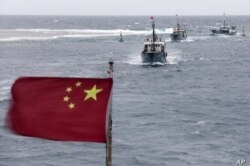 Barcos pesqueros chinos navegan en una laguna cercana a la isla provincia de Hainan, en el Mar del Sur de China, en julio del 2012.