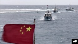 Barcos pesqueros chinos navegan en una laguna cercana a la isla provincia de Hainan, en el Mar del Sur de China, en julio del 2012.