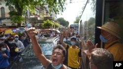 6일 미얀마 양곤에서 군부 쿠데타에 반대하는 시위가 계속됐다.