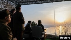 رهبر کره شمالی، کیم جونگ اون، هنگام نظارت بر آزمایش پرتاب موشک‌های بالستیک میان‌برد ارتقا یافته در کره شمالی