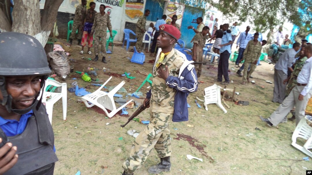 Somali government soldiers at scene of Baladweyne suicide bombing, Somalia, Oct. 19, 2013.