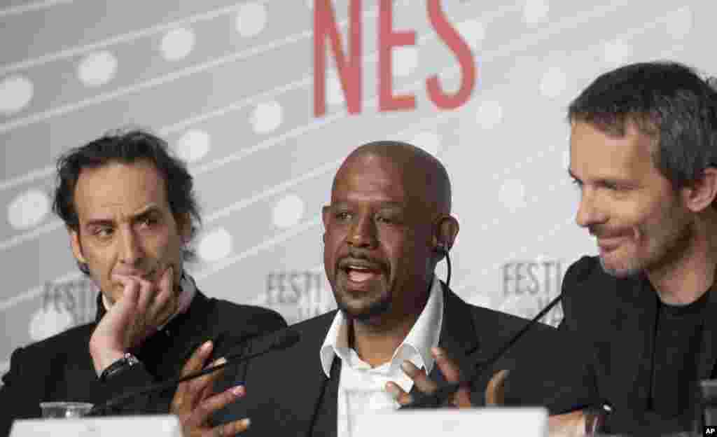 Aktor Forest Whitaker (tengah) berbicara dalam konferensi pers untuk film &#39;Zulu&#39; bersama komposer Alexandre Desplat (kiri) dan sutradara Jerome Salle. (AP/Virginia Mayo) 