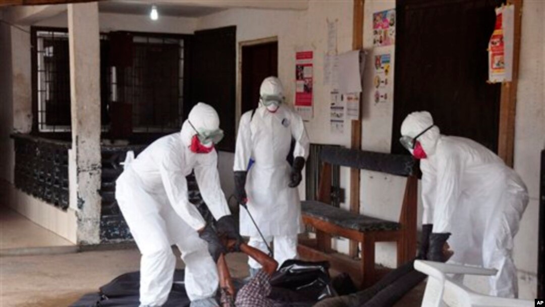 Para petugas medis mengangkut korban tewas akibat ebola di Monrovia, Liberia (foto: dok).