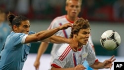 Martin Caceres, à gauche, en action avec Aleksandr Kokorin, à droite, lors d'un match amical entre la Russie et l'Uruguay, Moscou le 25 mai 2012. (AP Photo/Mikhail Metzel)