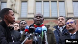 Menteri Kehakiman Afrika Selatan Ronald Lamola di dekat Mahkamah Internasional (ICJ). Afrika Selatan meminta ICJ memerintahkan Israel menghentikan aksi militernya di Gaza, di Den Haag, Belanda, 12 Januari 2024. (Foto: REUTERS/Thilo Schmuelgen)