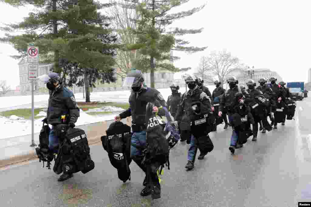 Los miembros de la polic&#237;a estatal llegan al Capitolio del estado de Michigan en Lansing, Michigan. 17 de enero de 2021.