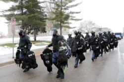 Los miembros de la policía estatal llegan al Capitolio del estado de Michigan en Lansing, Michigan, Estados Unidos, el 17 de enero de 2021.