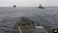 ກຳປັ່ນລົບ ຂອງກອງທັບເຮືອ ສະຫະລັດ ເຫັນໄດ້ຈາກ ຫ້ອງຄວບຄຸມ ຂອງກຳປັ່ນພິຄາດ ຕິດລູກສອນໄຟນຳວິຖີ ຊື່ວ່າ USS Spruance, ຢູ່ໃນທະເລຈີນໃຕ້, ວັນທີ 17 ຕຸລາ 2016, ພາບສະໜອງໂດຍ ກອງທັບເຮືອສະຫະລັດ.