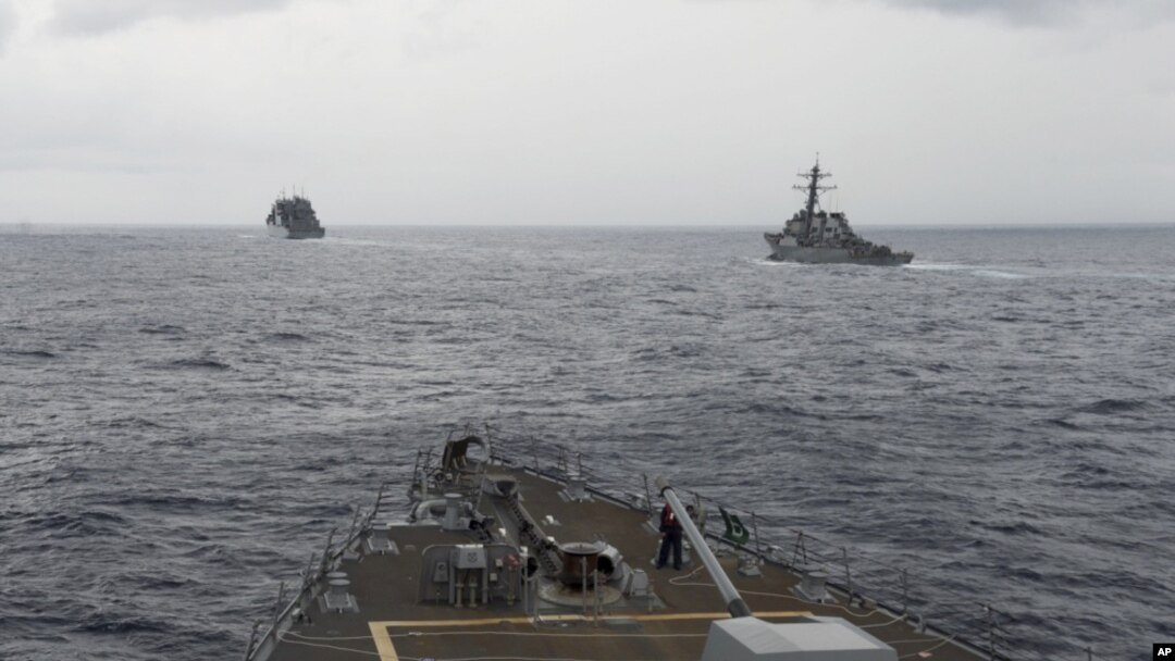 Kapal-kapal Angkatan Laut AS terlihat dari jembatan kapal penghancur rudal USS Spruance, di Laut Cina Selatan, 17 Oktober 2016 (Foto: AP)