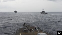 Kapal-kapal Angkatan Laut AS terlihat dari jembatan kapal penghancur rudal USS Spruance, di Laut Cina Selatan, 17 Oktober 2016 (Foto: AP)