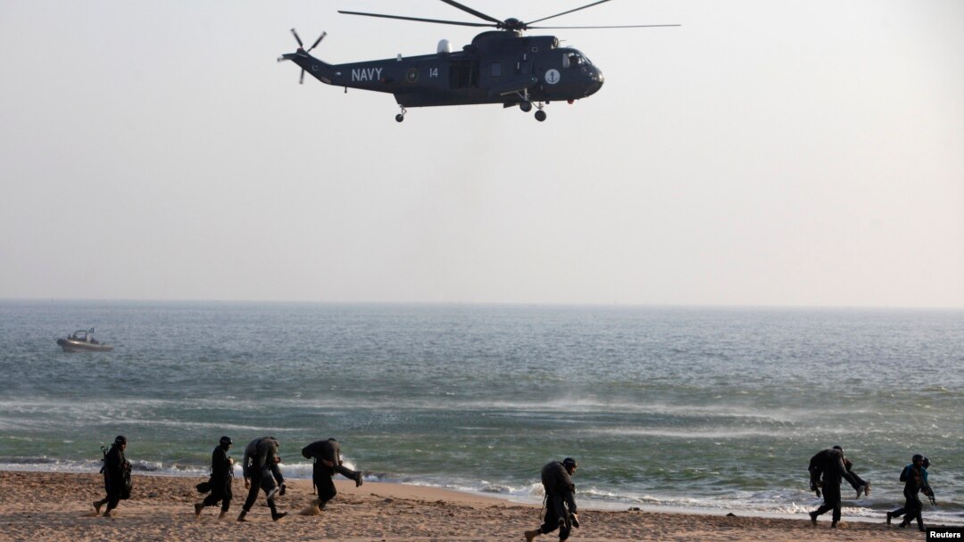 Tentara Angkatan Laut Pakistan melakukan latihan kontraterorisme di Karachi, 5 Maret 2013. Pakistan makin bergantung pada pasokan senjata dari Cina dalam beberapa tahun terakhir. 