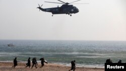 Tentara Angkatan Laut Pakistan melakukan latihan kontraterorisme di Karachi, 5 Maret 2013. Pakistan makin bergantung pada pasokan senjata dari Cina dalam beberapa tahun terakhir. 