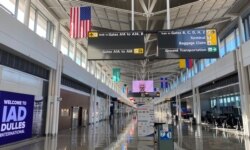 미국에서 신종 코로나바이러스 사태로 여행객이 감소하면서, 10일 수도 워싱턴 인근 덜레스 국제공항 터미널이 한산한 모습이다.