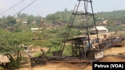 Pekerja mengisi solar dan minyak tanah ke jirigen hasil penambangan di sumur Wonocolo, Bojonegoro (Foto:VOA/Petrus Riski).