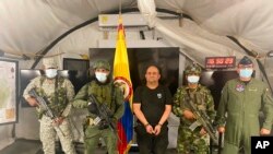 Uno de los narcotraficantes más buscados del país, Dairo Antonio Úsuga, alias "Otoniel", líder del cartel del Clan del Golfo, es presentado tras su captura a los medios de comunicación en una base militar. [Foto: Presidencia de Colombia]