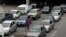 Vehículos hacen fila cerca de una estación de servicio para llenar sus tanques, en Caracas, Venezuela. El precio internacional fue establecido en 0.50 centavos de dólar por litro.