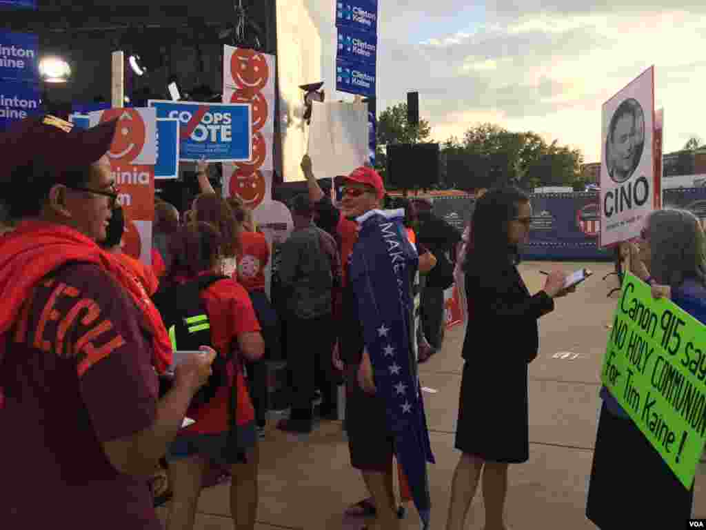 Donald Trump/Mike Pence supporters at Longwood University in Farmville, Va., where the debate was held. (K.Gypson/VOA)