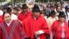 ARCHIVO - Leónidas Iza, presidente de la Confederación de Nacionalidades Indígenas, en el centro de la foto, encabeza una marcha hacia la Asamblea Nacional para presentar el proyecto de ley sobre consulta libre, previa e informada en Quito, Ecuador, el 2 de julio de 2024. 