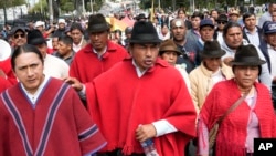 ARCHIVO - Leónidas Iza, presidente de la Confederación de Nacionalidades Indígenas, en el centro de la foto, encabeza una marcha hacia la Asamblea Nacional para presentar el proyecto de ley sobre consulta libre, previa e informada en Quito, Ecuador, el 2 de julio de 2024. 