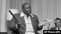 Umkhokheli weZapu, uMnu. Joshua Nkomo laye wake wasiphatha lesi sikhundla.